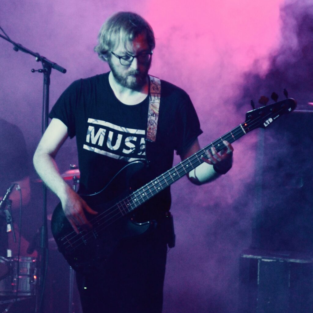 Paul à la basse