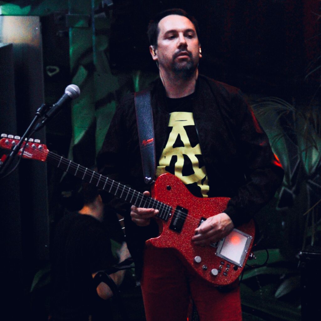 Romain et sa guitare Manson rouge